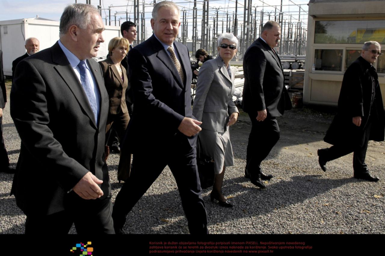 \'06. 10. 2008., Osijek - Montiranjem prvog stupa pocela je izgradnja buduceg dalekovoda Ernestinovo-Pecuh (2x400 kV) koju je otvorio predsjednik Vlade Ivo Sanader, usporedivsi hrvatski i Dinamov put 