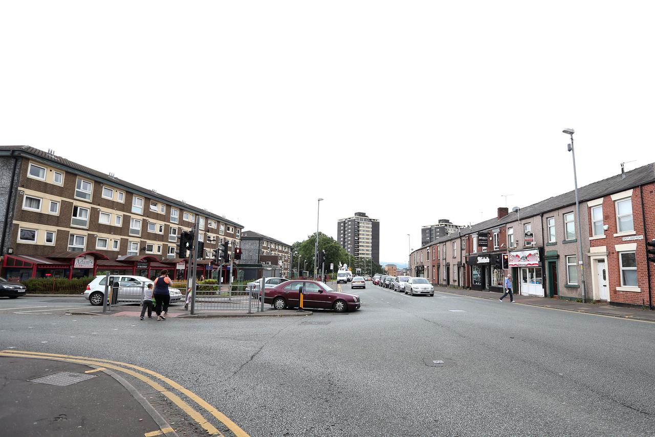 Rochdale: Nepoznati muškarac silovao 90-godišnju ženu