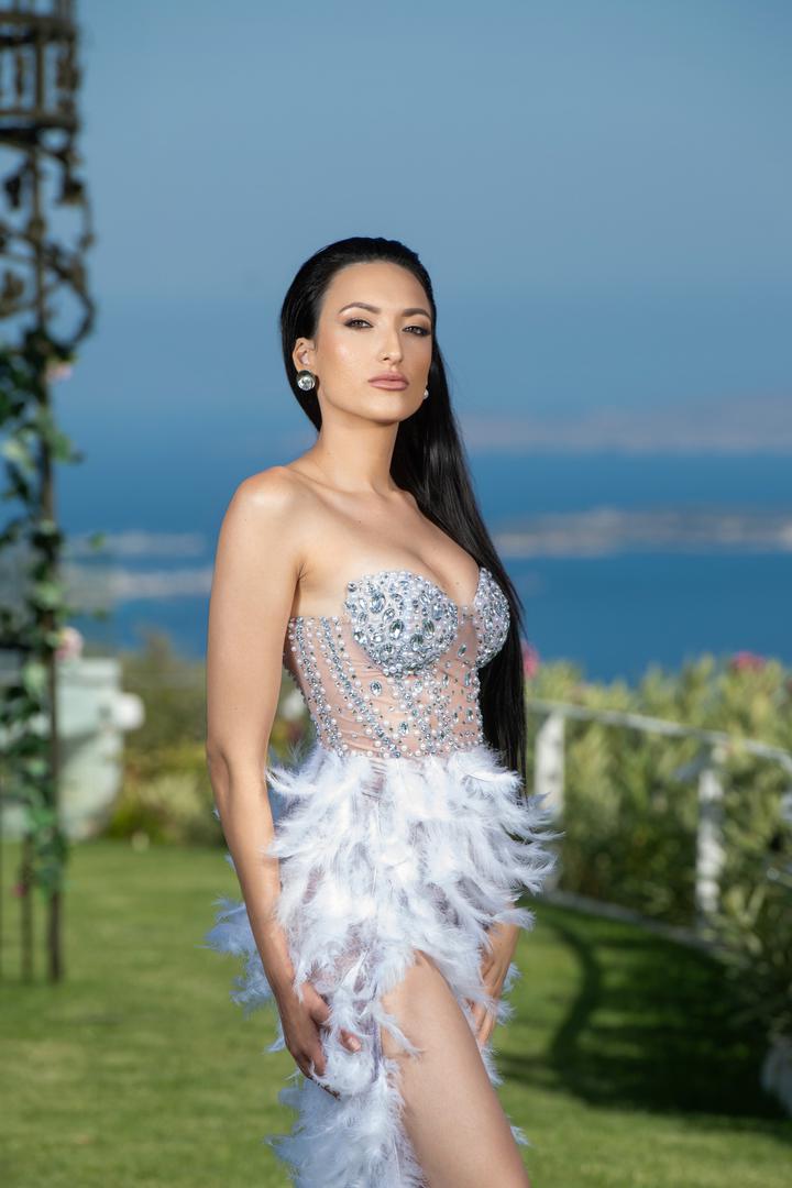 U posljednje vrijeme više je privučena mlađima, iako joj dob nije presudna - najvažnije je da je pozitivan i pun energije. Kaže da je njezina najveća mana temperament - često plane prije nego što promisli, a prijatelji su obično ti koji je smire. Cijeni muškarce koji će moći pratiti njezinu energiju i kaže da u show ulazi otvorena za ljubav i nova iskustva.