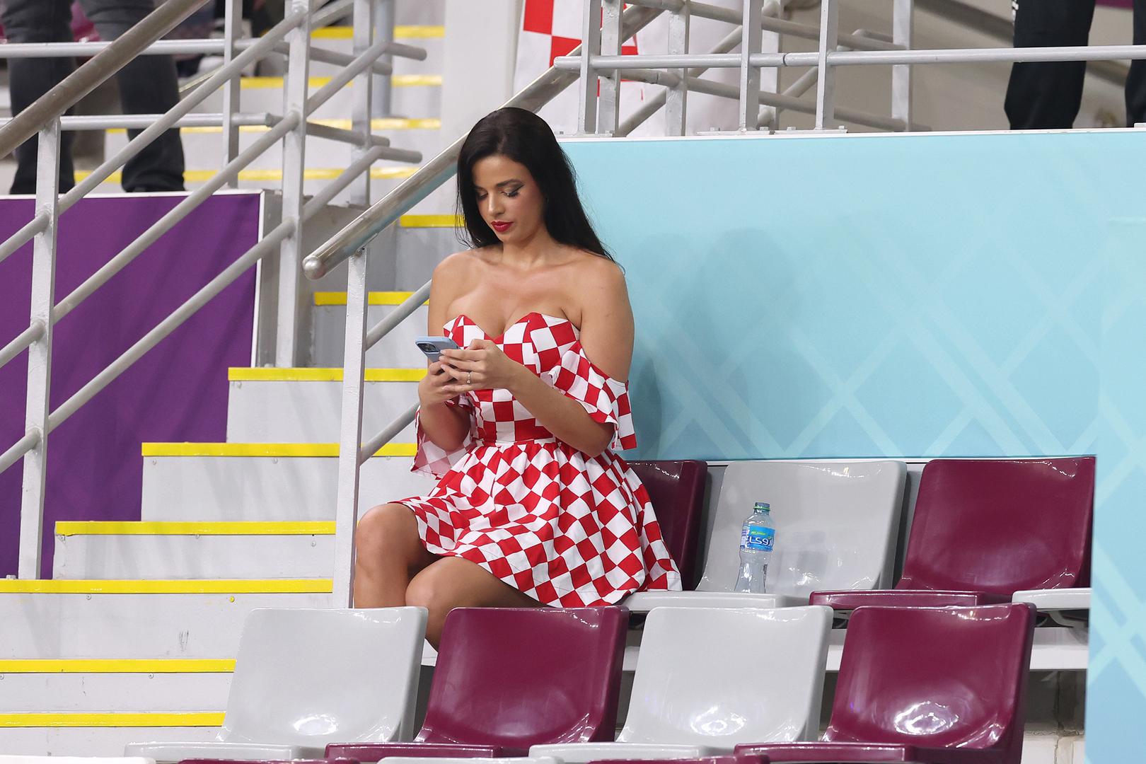 Atraktivna crnka ponovno je zapalila internet, ovoga puta pozirajući u minijaturnom bikiniju koji je jedva obuzdao njezine bujne atribute.