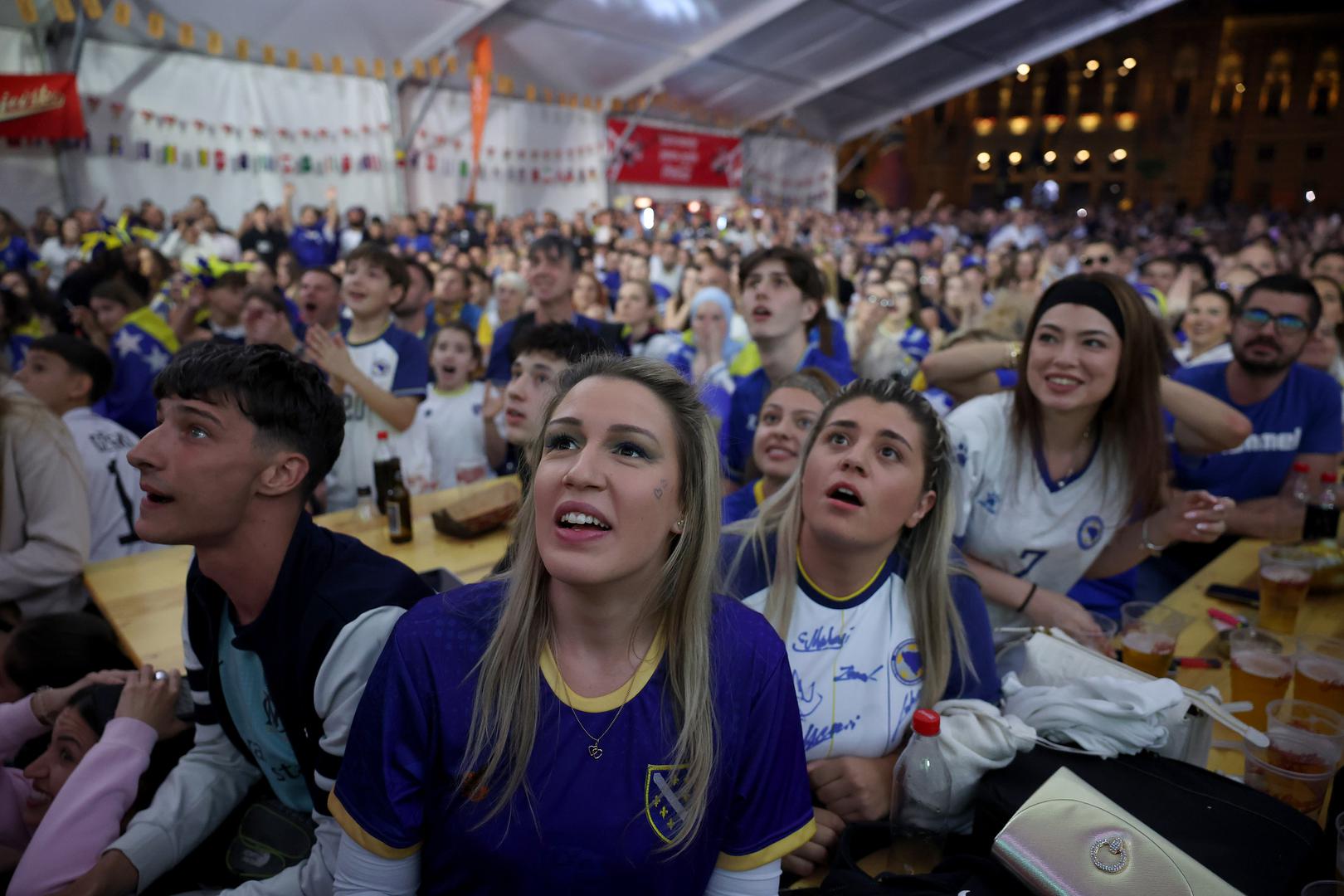 BiH je došla u vodstvo u 21. minuti utakmice. Ivan Bašić izveo je korner s desne strane, Sead Kolašinac je glavom prebacio loptu, a nakon pogrešne procjene kanadskog vratara Maximea Crépeaua, Jovo Lukić je glavom postigao pogodak za 1:0.