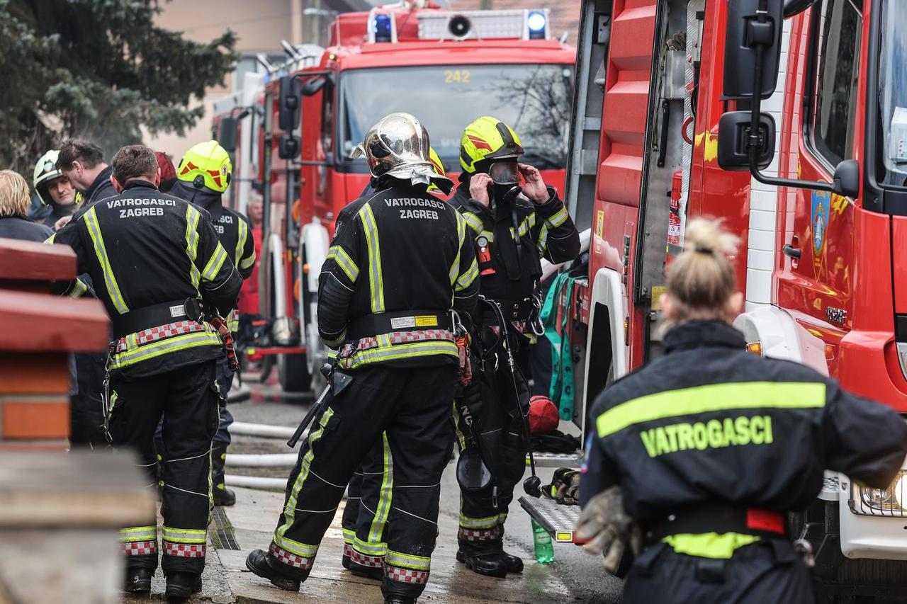 Zagreb: Vatrogasci gase požar obiteljske kuće u naselju Dankovec