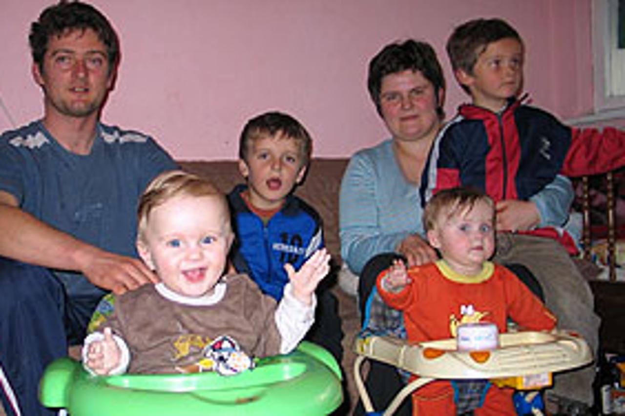 VEDRA OBITELJ ZEMAN Josipa i Zvonimir imaju čak dva para blizanaca: starije Luku i Matiju (6), te male Ivanu i Ivana (10 mjeseci)  