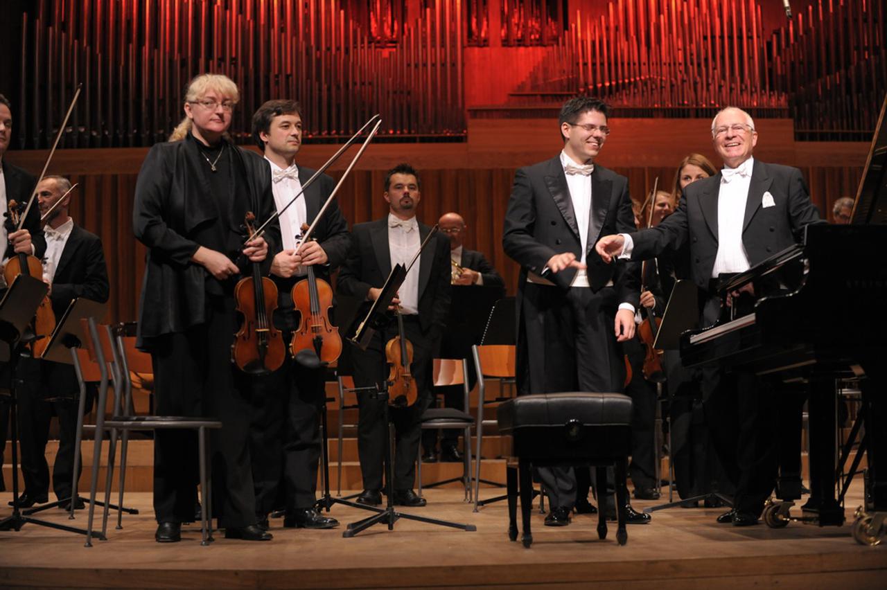 Filharmoničar, maestro Hager i pijanist Bruno Vlahek 