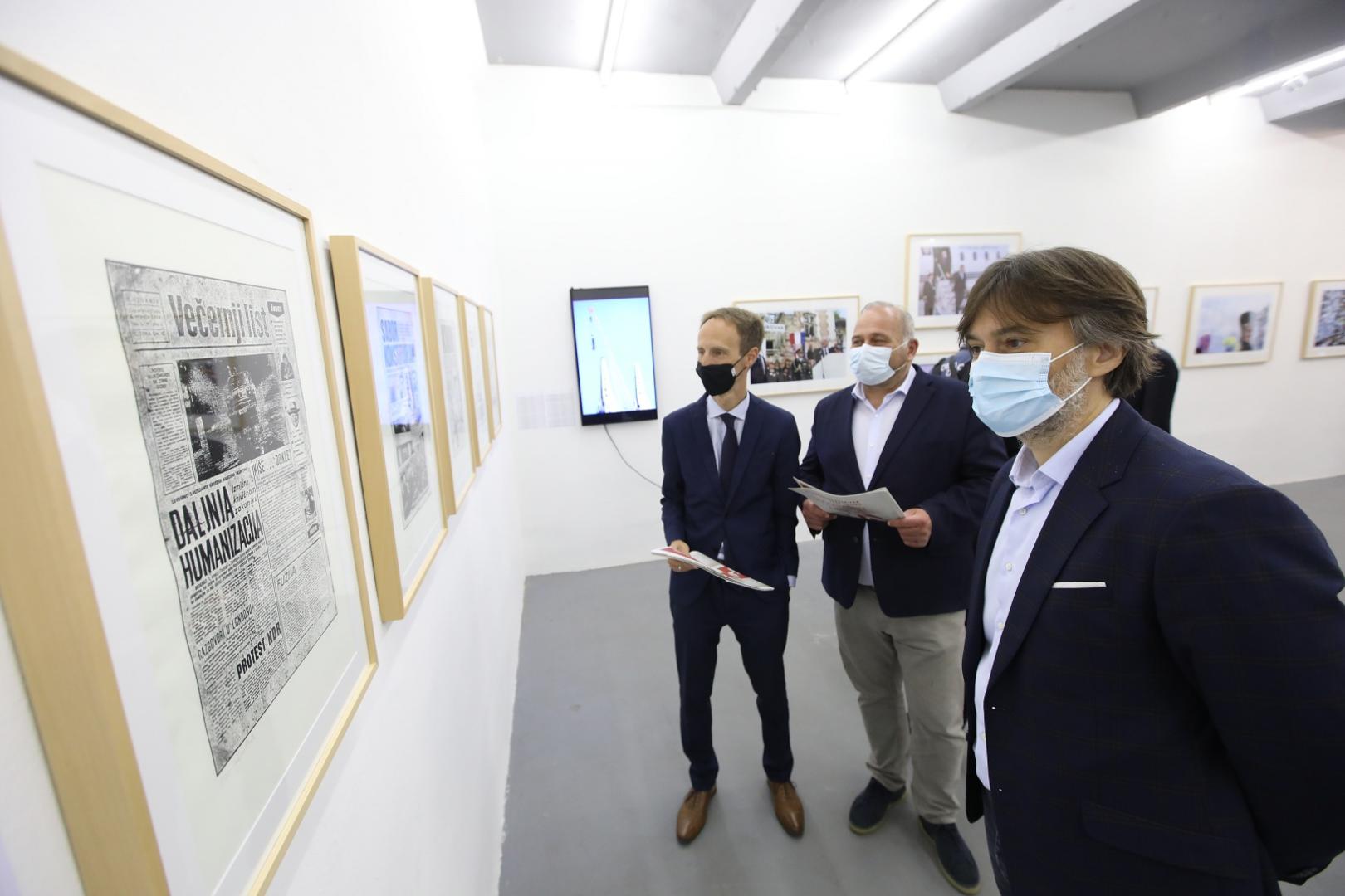 30.05.2021.Zagreb- U Gliptoteci HAZU svecano je otvorena Vecernjakova izlozba "30 godina hrvatske neovisnosti- pogled kroz novinsku fotografiju"Drazen Klaric i Kazimir Bacic.Photo: Boris Scitar/Vecernji list/PIXSELL