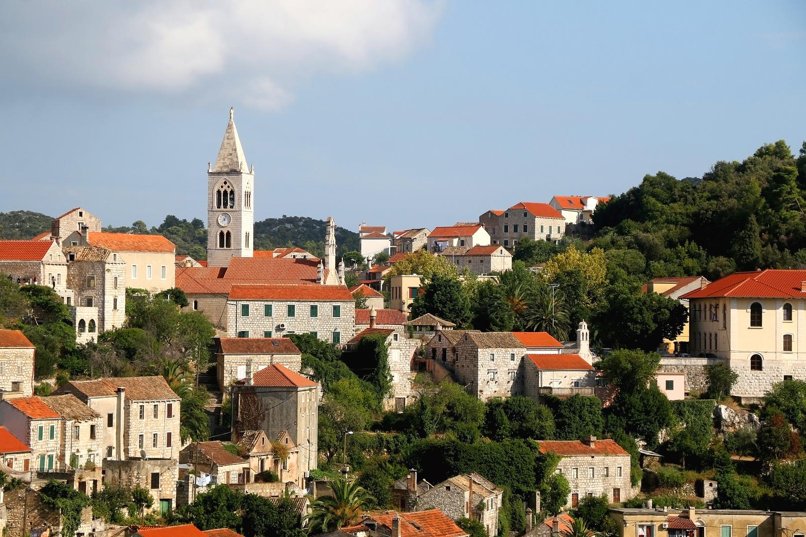 Šarm Lastova nadilazi njegove prirodne ljepote. Na otoku se nalaze tradicionalne kamene kuće, povijesne crkve i drevne ruševine koje pričaju priče o njegovoj bogatoj povijesti. Posjetitelji mogu lutati ljupkim selom Lastovo, kušati lokalnu kuhinju i uroniti u jedinstvenu kulturu otoka.
