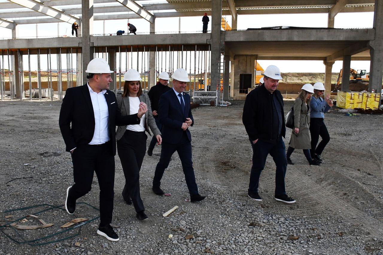 Požega: ​Županica Antonija Jozić i ministar​ David Vlajčić obi​šli gradilište Regionalnog distribucijskog centra za voće i povrće