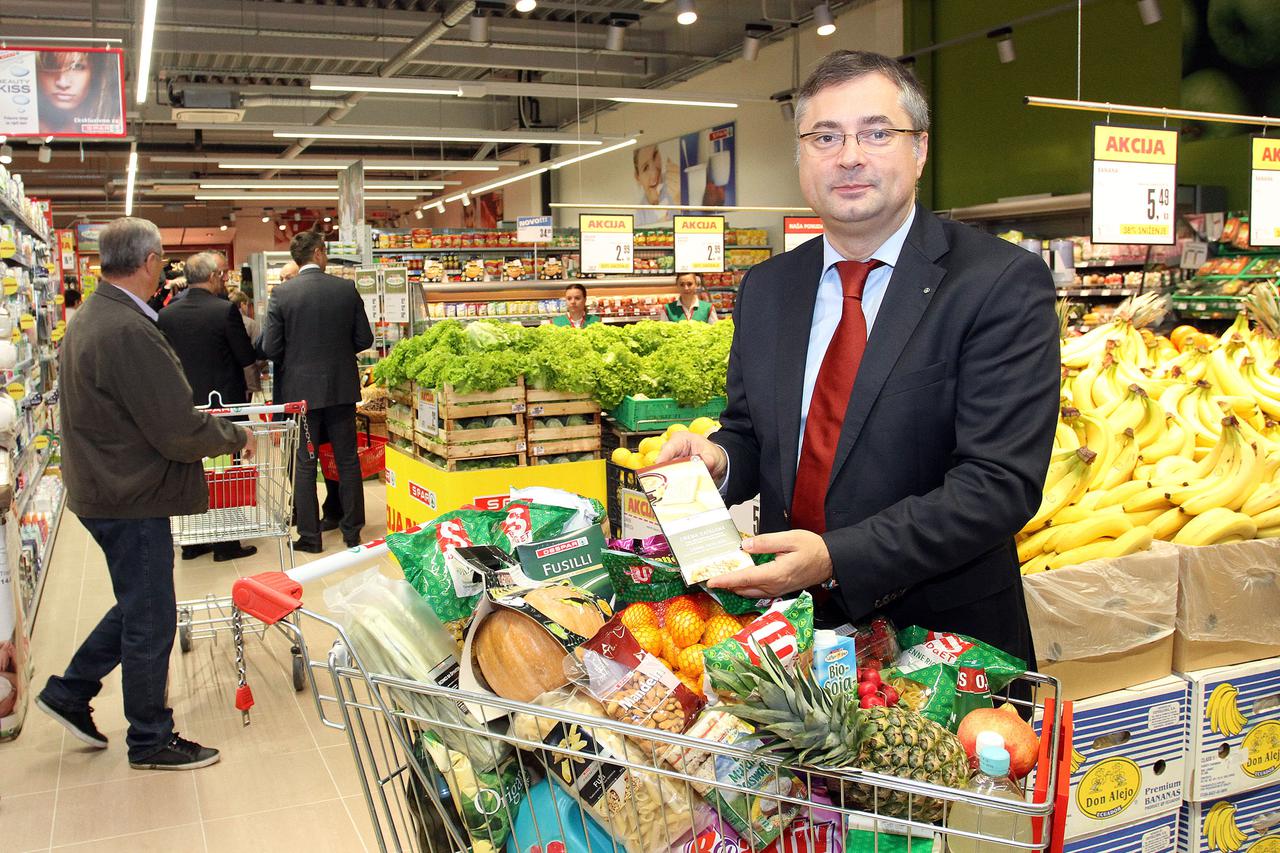 24.10.2013., Cakovec - Predsjednik Spar Hrvatske Helmut Frenzl u novootvorenoj  trgovini SPAR u sklopu Galerije sjever Photo: 