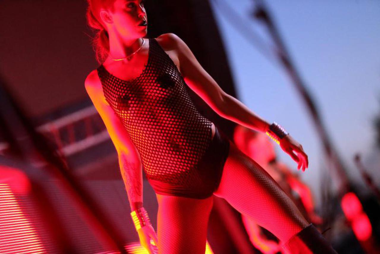 Atraktivne plesačice na Ultra festivalu