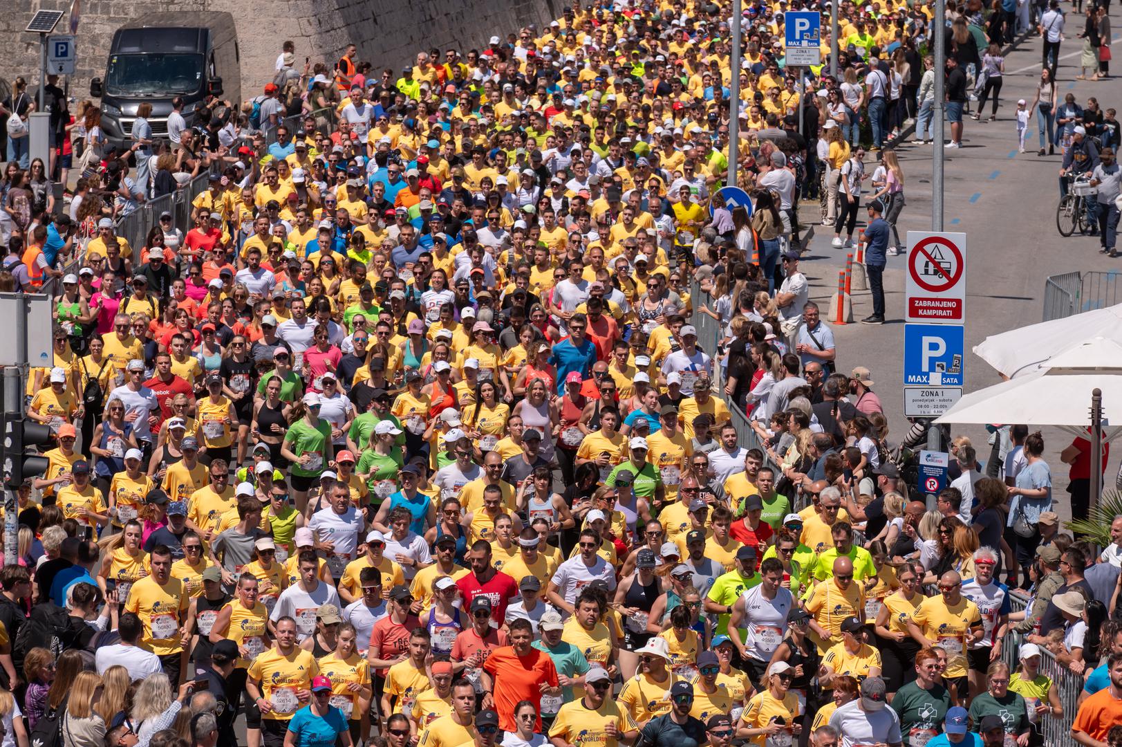 Natječu se amateri, poluprofesionalci, a ima tu i istinskih sportaša, kao što su splitske blizanke, trkačice na duge staze Nataša i Nikolina Šustić. 