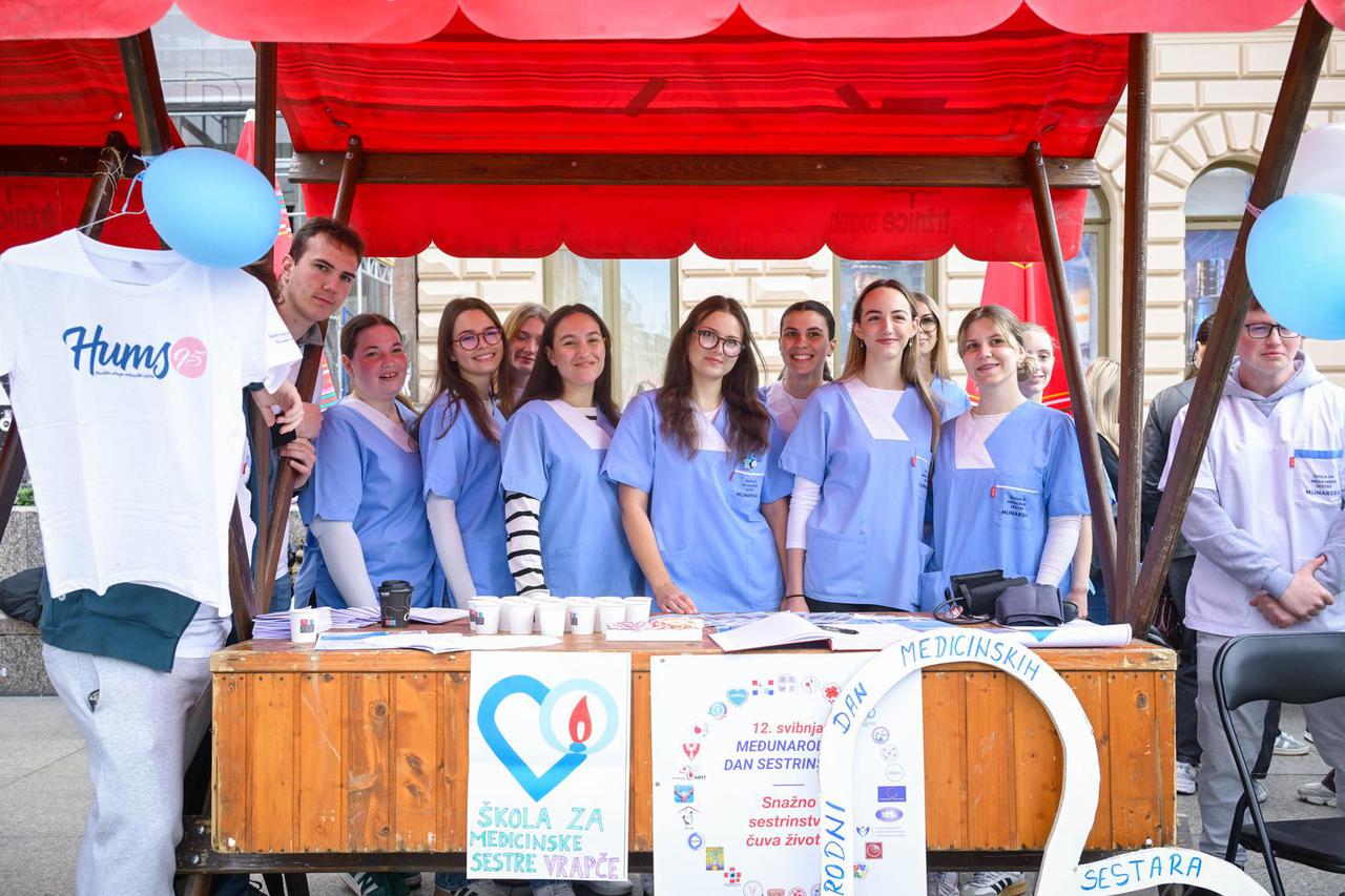 Zagreb: Medicinske sestre u povijesnim odorama na Trgu za Međunarodni dan sestrinstva