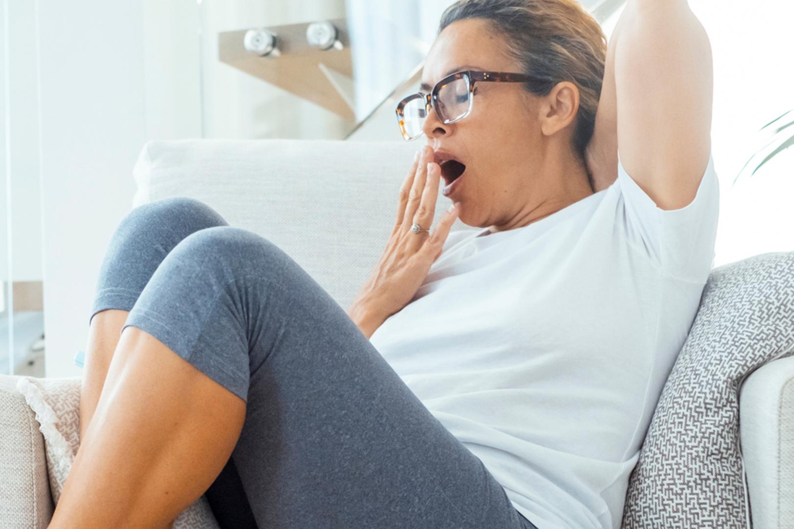 Pod stresom ste: Stres je normalan, ali kronični, neriješen stres iscrpljuje. Možete jesti dobro, vježbati i rano lijegati, no stalna napetost potkopava sve ostalo. Odvojite oko 15 minuta na početku i kraju dana za opuštanje, organizaciju ili kratak ritual koji smiruje. Ako prilagodbe stila života ne pomažu, potražite savjet liječnika ili stručnjaka za mentalno zdravlje.