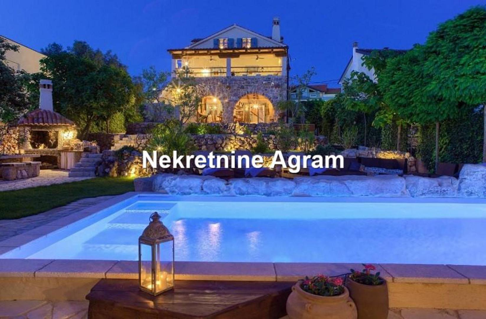 Cijena nekretnine iznosi 1.330.000 eura. Riječ je o dvojnoj, zidanoj kući površine 260 četvornih metara, s ukupno pet soba raspoređenih na dvije etaže i potkrovlje. Okućnica površine 830 kvadrata osigurava potpunu privatnost i mir, a vila je energetski razreda A.

