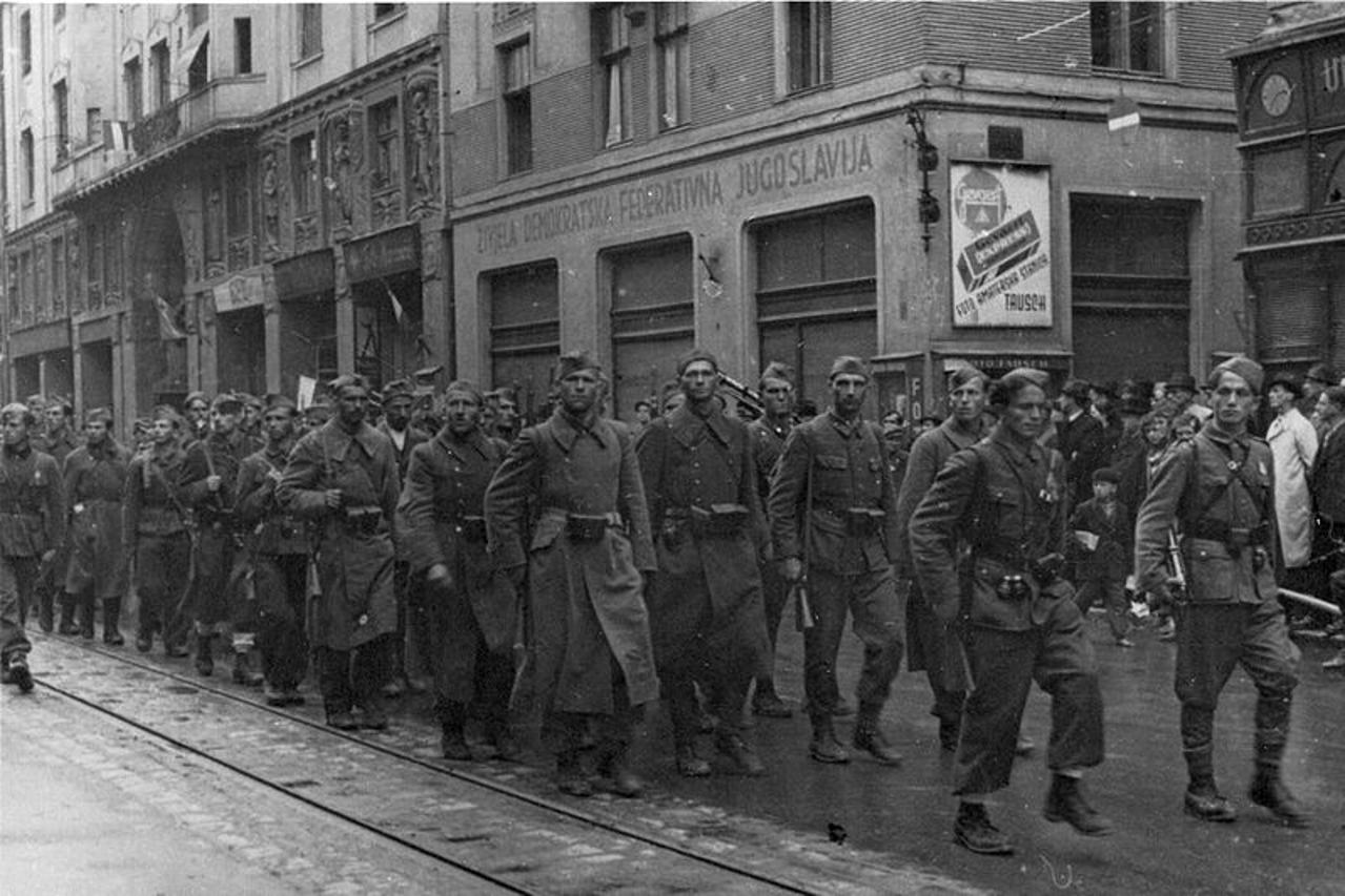 Partizani ulaze u oslobođeno Sarajevo