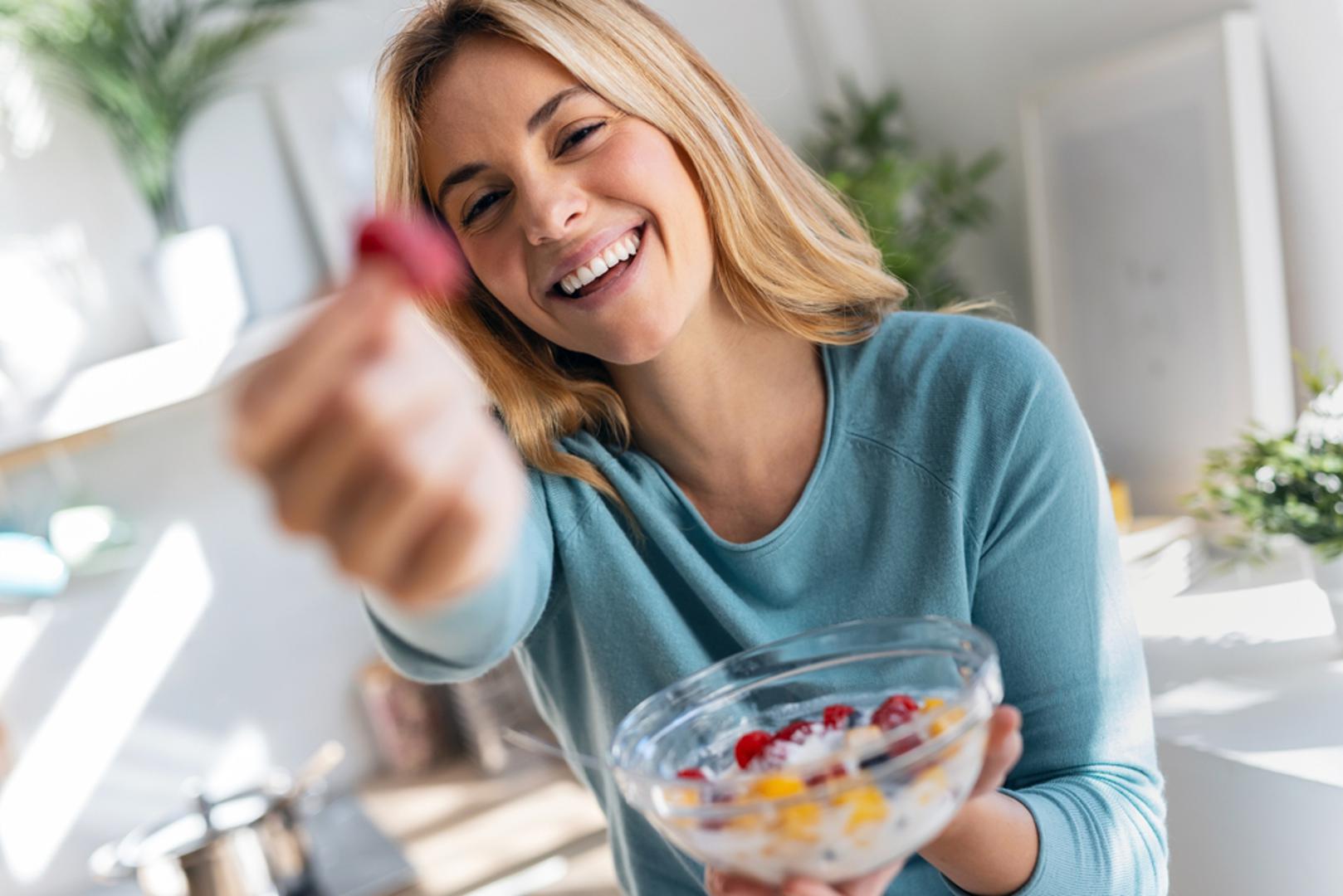 Nakon blagdanskog prejedanja mnogi teže jednostavnijem jelovniku, kako bi se osjećali lakše i pritom skinuli koji kilogram. No, kako utažiti glad bez stalnog vraćanja grickalicama? Zaboravite na Ozempic i slične metode. Najbolji izbor su prirodne namirnice s malo kalorija, a puno volumena, vlakana ili proteina koji produljuju sitost. U nastavku otkivamo devet takvih opcija.