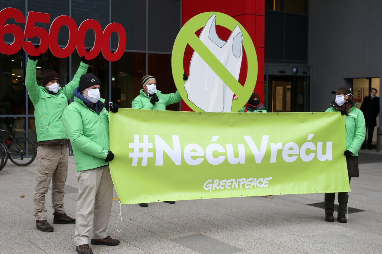 Greenpeace  ispred Ministarstva gospodarstva simbolično predao peticiju za zabranu plastičnih vrećica