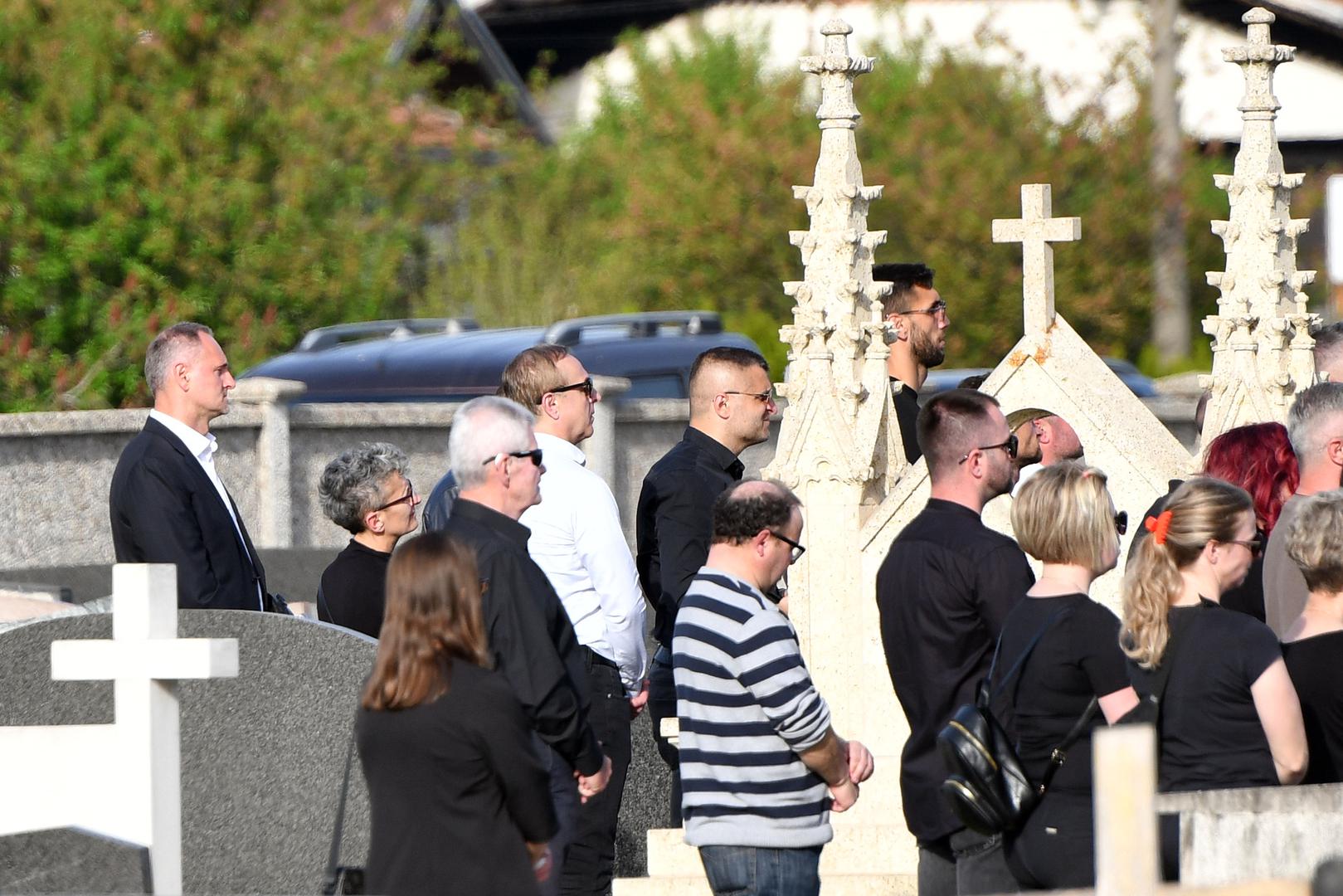 Bivši hrvatski reprezentativac Nikola Pokrivač, poginuo je u prometnoj nesreći koja se dogodila u petak oko 20.15 sati na Turanjskoj obilaznici u Karlovcu. Iza sebe je ostavio 11-godišnju kćer jedinicu Niku. Dvije osobe su smrtno stradale, a tri osobe vozilima Hitne pomoći prevezenu u bolnicu. Među njima je bio i nogometaš.