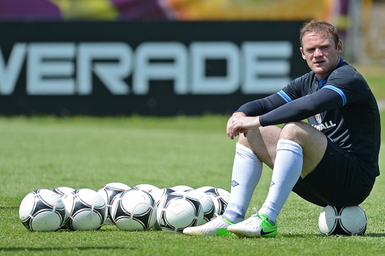 'English forward Wayne Rooney is pictured during a training session at the Suche Stawy municipal stadium in Krakow on June 8, 2012 during the Euro 2012 football Championships. AFP PHOTO/CARL DE SOUZA 
