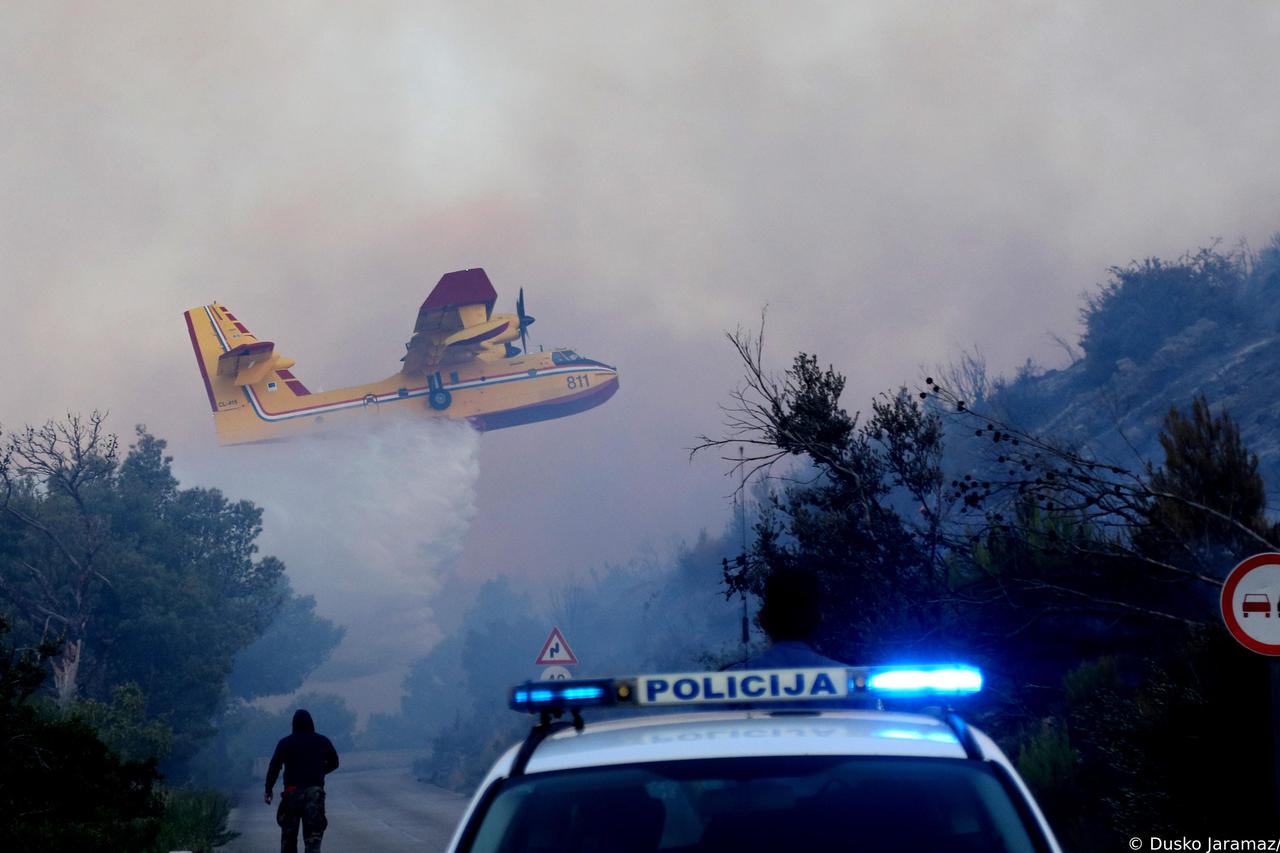 Od ponoći traje borba s požarima na šibenskom području