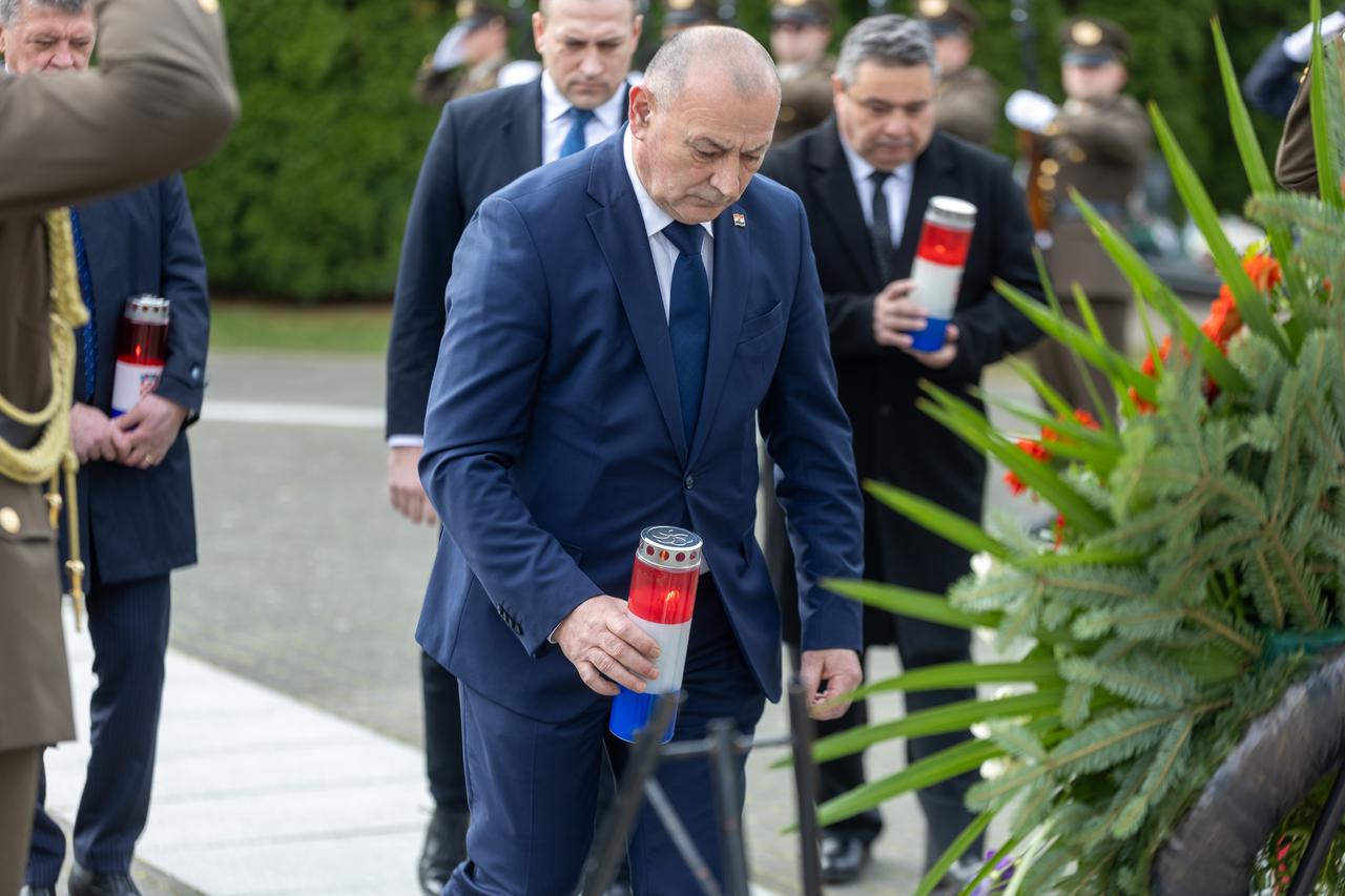 Vukovar: Ministar Medved položio je vijenac kod središnjeg križa na Memorijalnom groblju žrtava iz Domovinskog rata