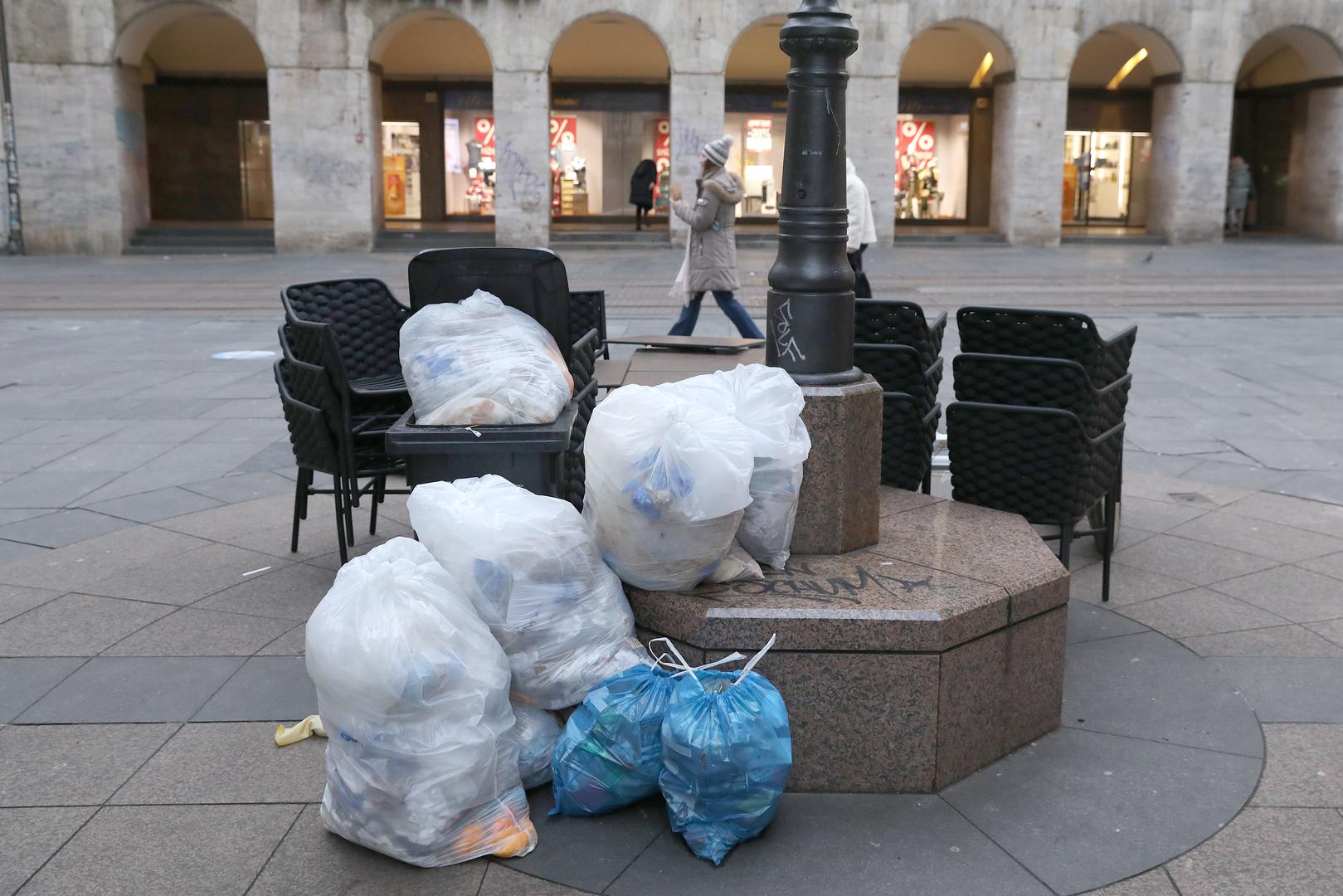 25.01.2023., Zagreb - Treci dan strajka radnika Cistoce Zagreb se pretvorio u vrecograd i sve je veca kolicina neodvezenog otpada koja se skuplja na ulicama. Gradjani glavnog grada pitaju se hoce li se gradonacelnik Tomasevic, koji je prvi dio tjedna proveo na sluzbenom putu u Ateni na sastanku gradonacelnika jugoistocne Europe, ukljuciti u rjesavanje problema koji su nastali zanemarivanjem problema u Cistoci i moze li on uopce nesto napraviti. Photo: Patrik Macek/PIXSELL
