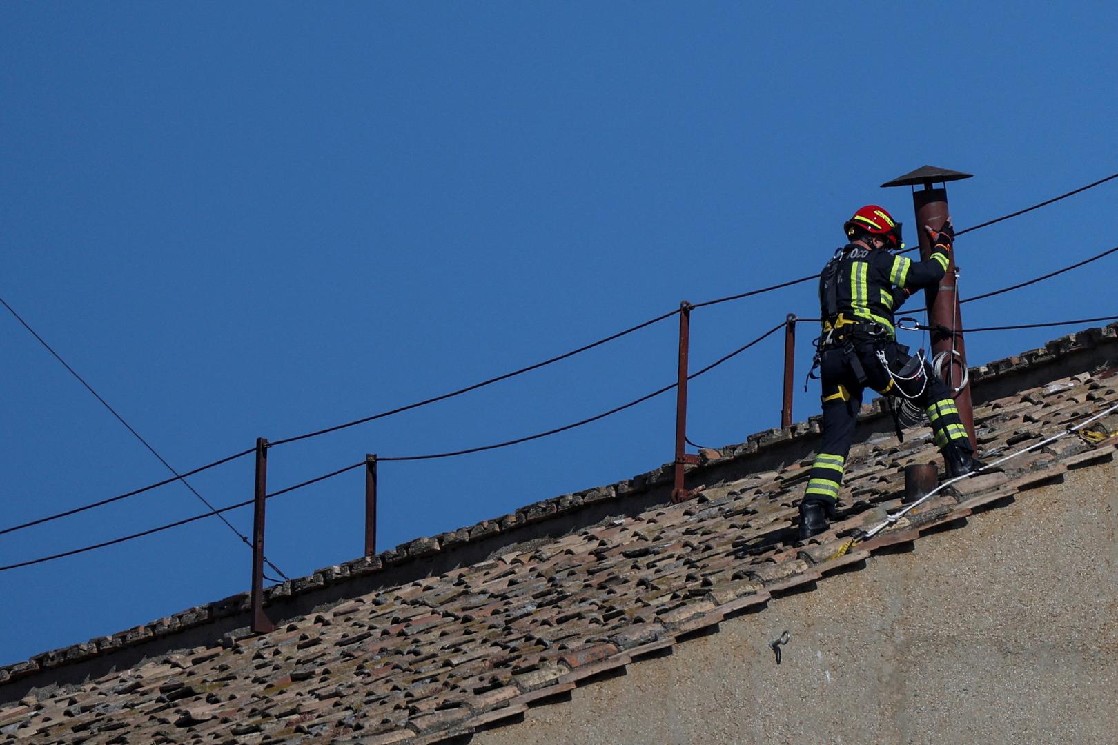 Vatrogasci Vatikana su, pred očima svjetske javnosti, postavili dimnjak koji će igrati središnju ulogu tijekom konklave zakazanog za 7. svibnja. 