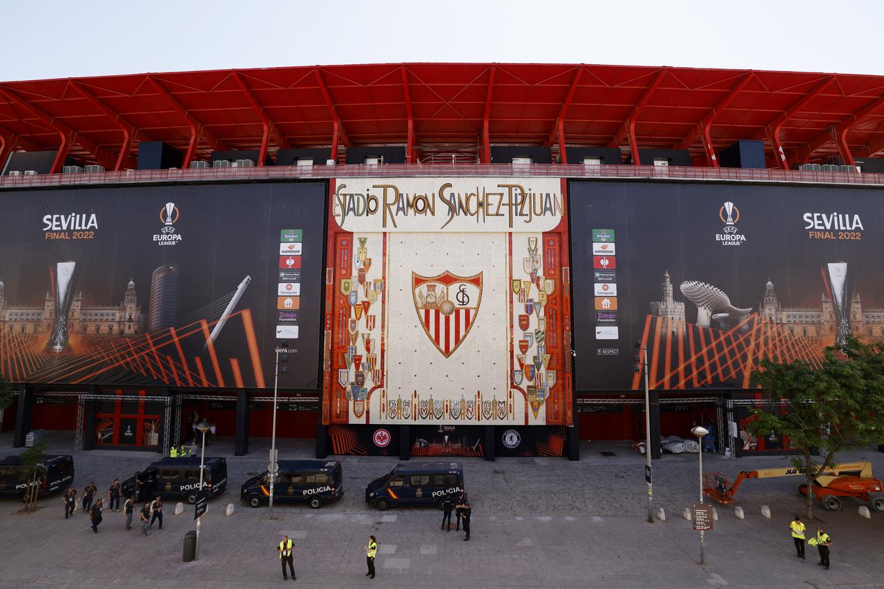 Policija osigurava stadion u Sevilli uoči finala Europske lige