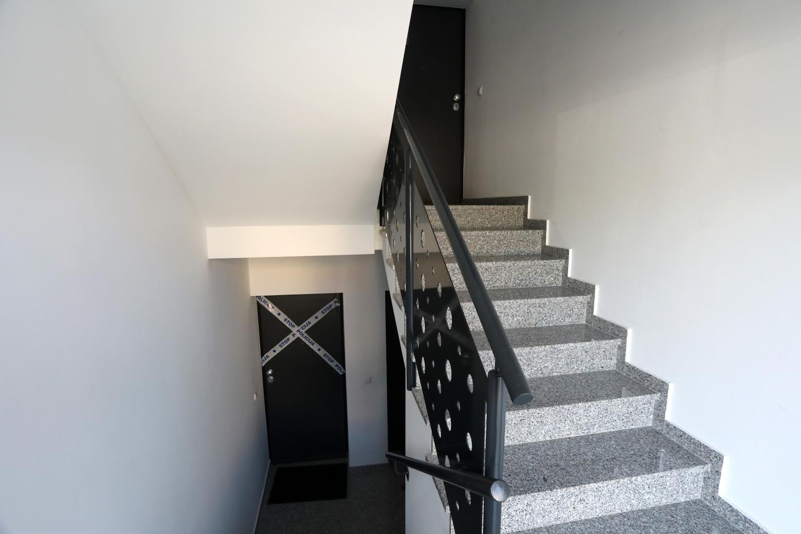 28.07.2021., Krk - Zgrada u ulici Mali Kartec u kojoj je suprug ubio suprugu. Stan u suterenu, ploicijska traka na vrartima i bijeli Volvo kojem je udubljen krov po kojem je lupao suprug ubojica.Photo: Goran Kovacic/PIXSELL