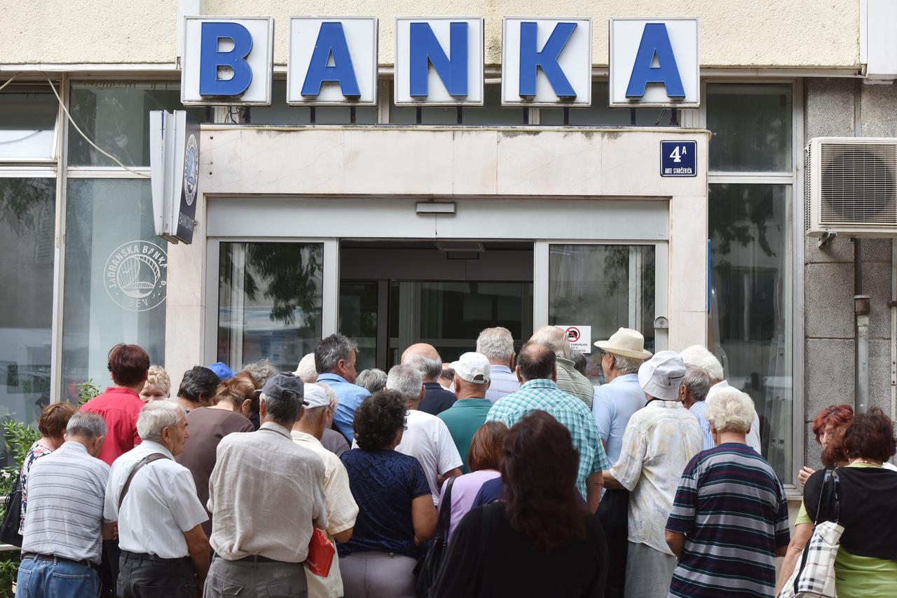 Umirovljenici čekaju na otvaranje banaka kako bi podigli svoje mirovine