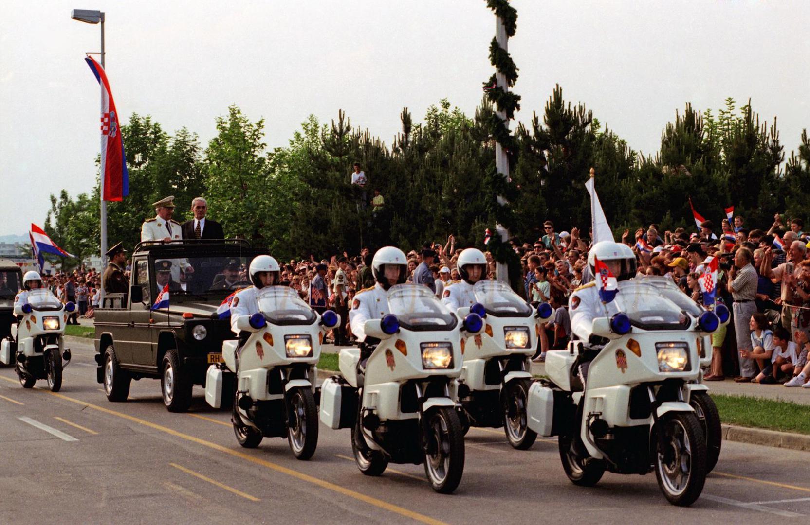 On je obukao posebno šivanu bijelu vojnu uniformu, a zajedno s ministrom obrane Gojkom Šuškom u otvorenom vojnom vozilu primio prijavak načelnika Glavnog stožera Janka Bobetka, nakon čega je obišao sve sudionike mimohoda.

