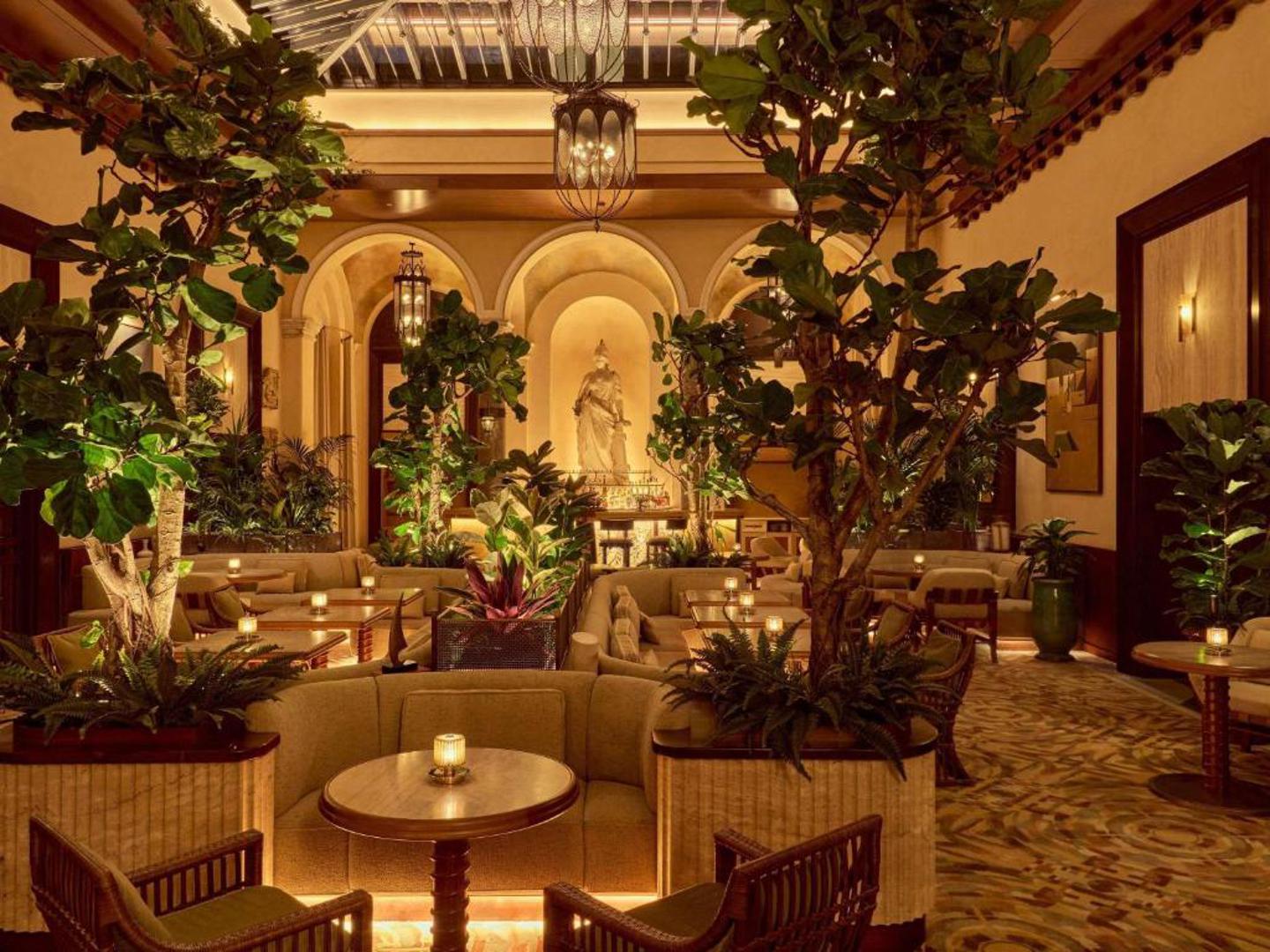 Listu zatvara Orient Express La Minerva. Nalazi se u srcu Rima, nedaleko od Panteona. Hotel donosi glamur legendarnog Orient Express brenda kroz spoj povijesti, luksuza i talijanske elegancije. Posebnost su raskošni interijeri i atmosfera koja podsjeća na zlatno doba luksuznih putovanja.