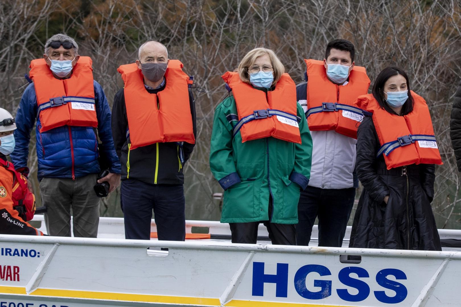 11.12.2020., Vrgorac, Kokorici - Ministrica poljopriverede posjetila je Kokorice, mjesto u kojem je poplava unistila brojne obiteljske kuce, a vodostaj i dalje raste. Nakon kratkih izjava, prosetala se mjestom i popricala s mjestanima. Na fotografiji  Stipe Bozic, Damir Krsticevic, Irina Putica, Ante Pranic, Marija Vuckovic.Photo: Miroslav Lelas/PIXSELL