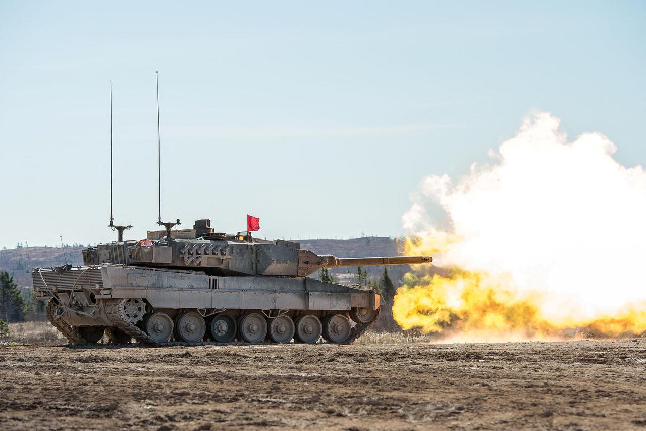 FILE PHOTO: Members of the Royal Canadian Armoured Corps School (RCACS) practice their shooting skills from a Leopard II tank at firing point 4 in the training areas at the 5th Canadian Division Support Group (5 CDSG) Gagetown, in Oromocto
