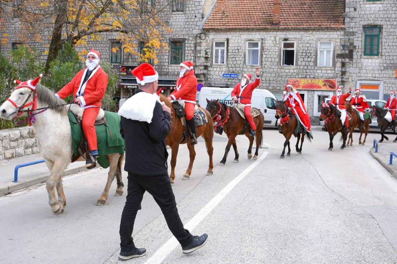 Samo u Sinju - konjička karavana Djeda Božićnjaka