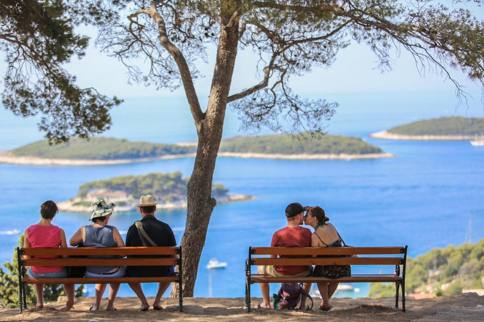 Dok se Hrvatska priprema za svoju ljetnu sezonu, izvješće BookRetreats Summer 2024 službeno je rangiralo najbolje plaže diljem kontinenta za putnike koji traže sunce, čisto more i sigurne obale. Sveobuhvatna studija analizirala je više od 200 plaža u 16 europskih zemalja, rangirajući ih prema ključnim čimbenicima za posjetitelje kao što su vrijeme, sigurnost, pristupačnost i kvaliteta vode, piše Croatia Week. 