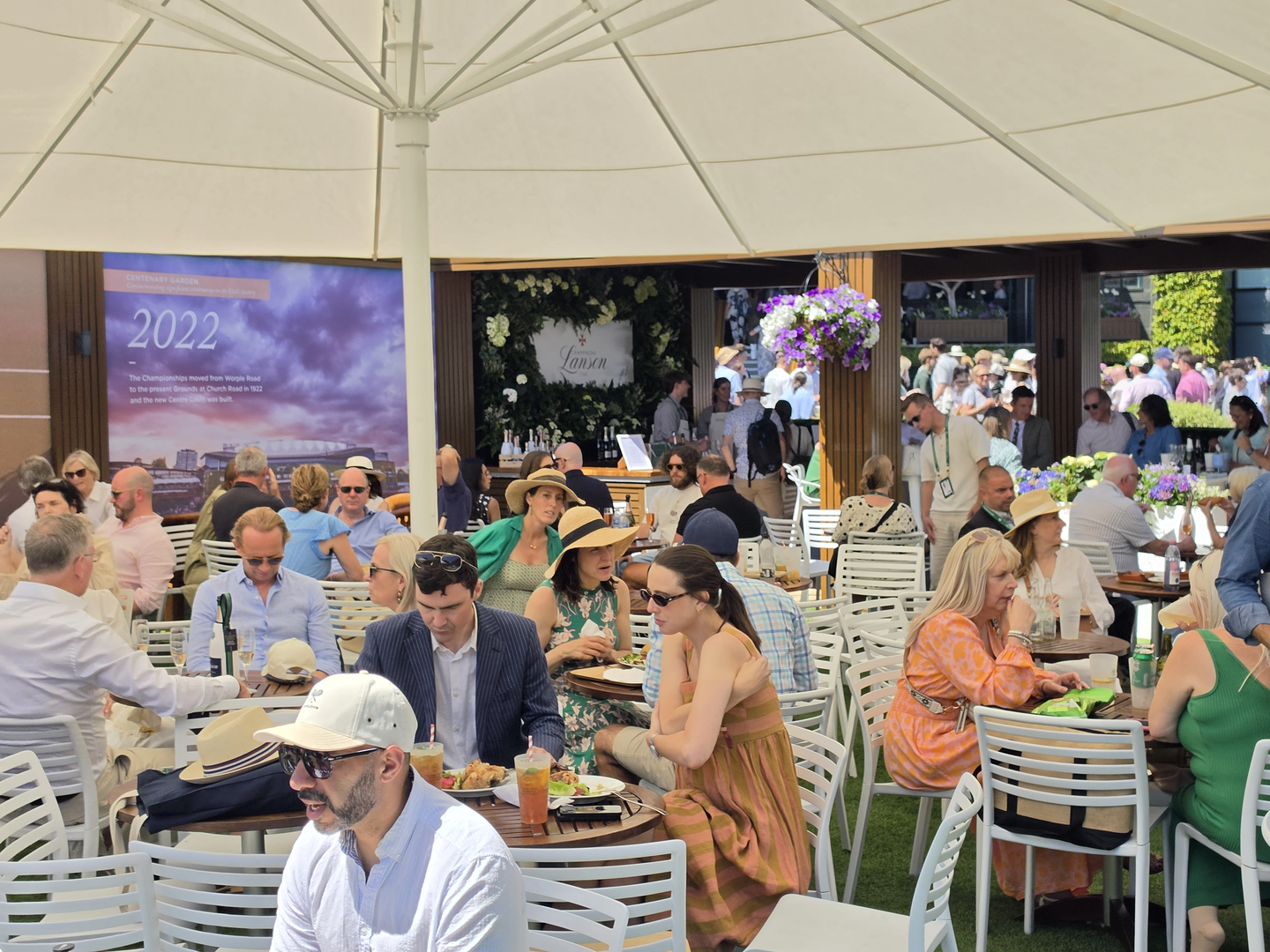 Porasle su i cijene piva. Cijena je prešla granicu od 10 eura, odnosno sada su cijene piva na Wimbledonu malo iznad 8 funti.  Standardni lager Stella Artois, koji se toči diljem kompleksa, košta 8,85 funti. Ove godine ponuda je obogaćena limitiranim izdanjem piva s okusom jagoda i vrhnja, koje ima nešto niži postotak alkohola (3,4 posto), ali višu cijenu od 9,30 funti po krigli. 