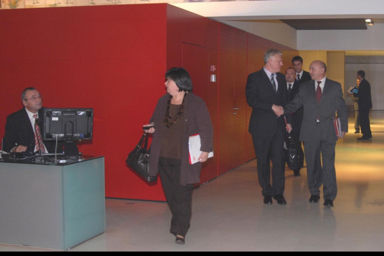\'18.11. 009., Koprivnica - Zavrsila sjednica Nadzornog odbora Podravke. Ljubo Jurcic pozdravlja se s Darkom Tipuricem Photo: Josip Maljak/PIXSELL\'