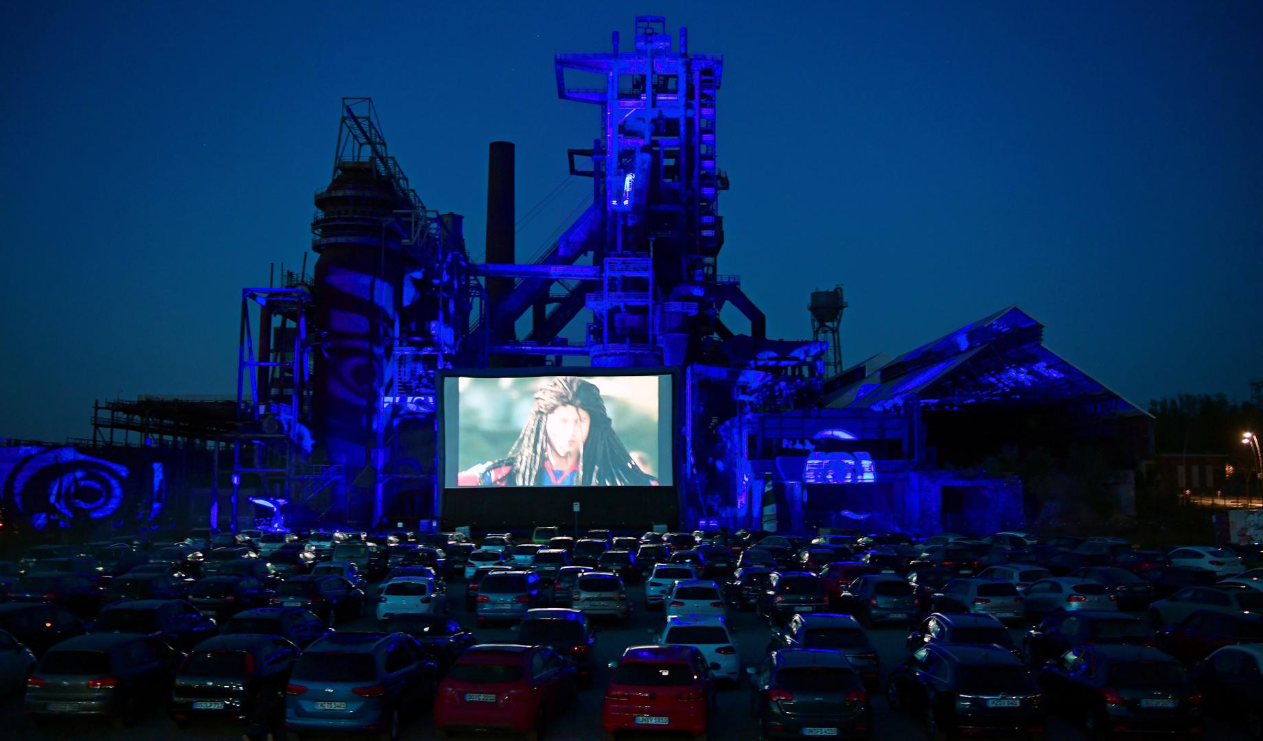 Danski nogometni prvoligaš Midtjylland planira uvesti gledanje utakmica iz automobila po uzoru na 'drive-in' kina, jednom kada se prvenstvo nastavi, a gledateljima biti zabranjeno doći na stadion