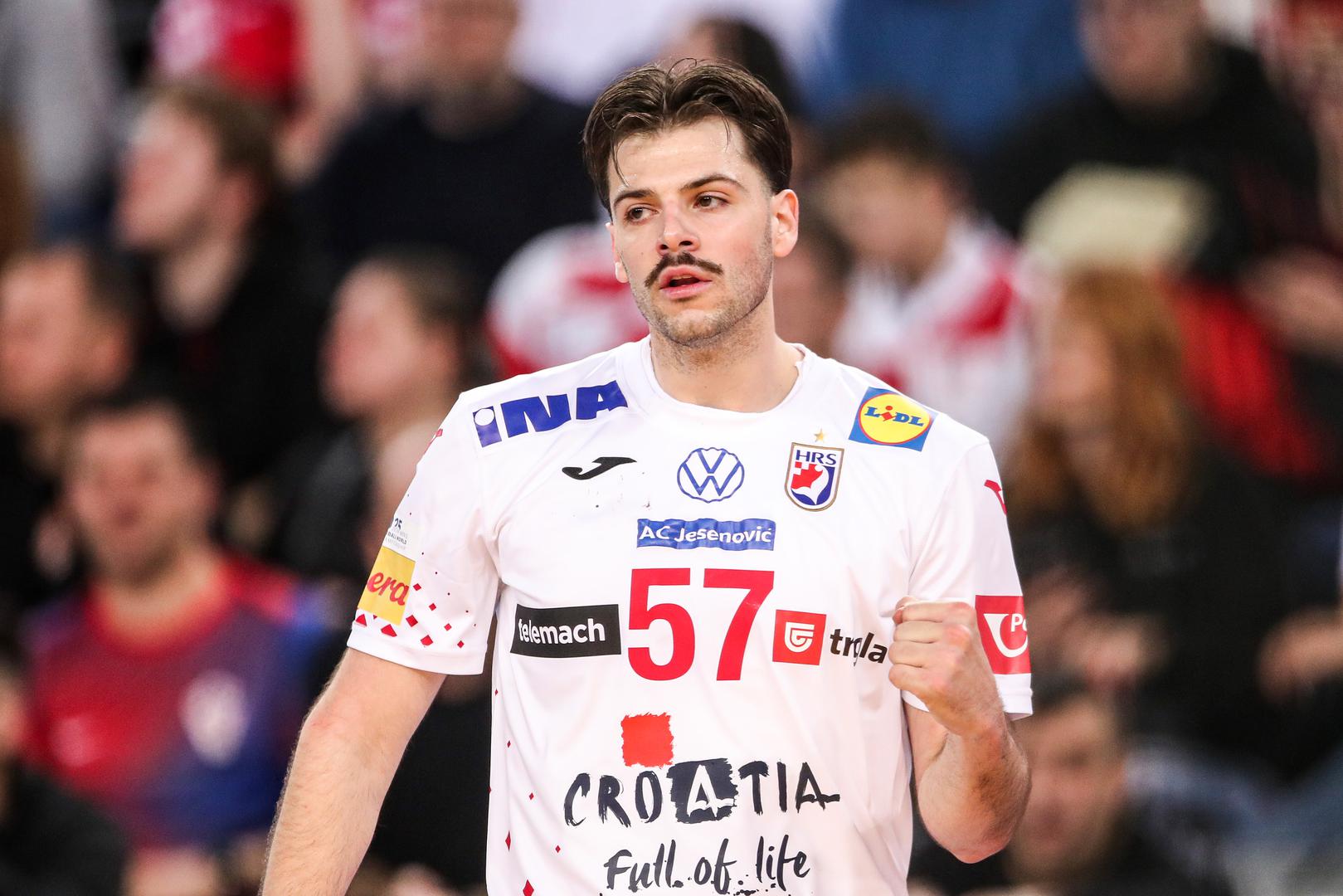 Ovaj modni detalj, u kombinaciji s posebno stiliziranom frizurom, stvorio je jedinstveni imidž koji ga izdvaja među sportašima. Na društvenim mrežama brojne obožavateljice ističu kako ih je osvojio upravo taj njegov "gospodski" izgled. 