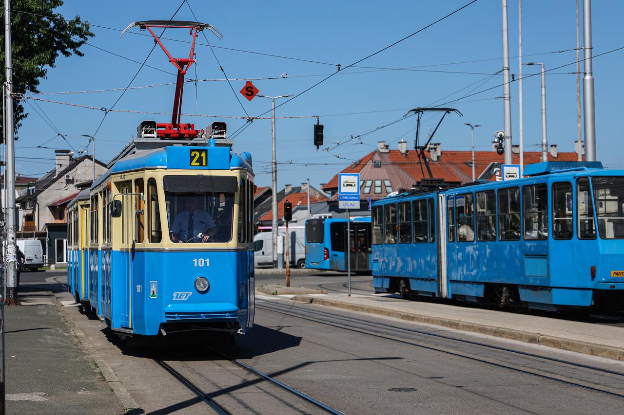 Zagreb: Legendarni tramvaj TMK101 u vožnji gradom povodom dana grada Zagreba