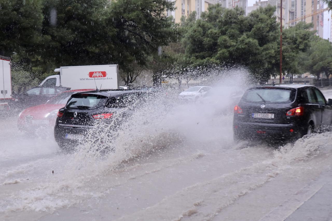 Jaka kiša uzrokovala probleme na splitskim prometnicama
