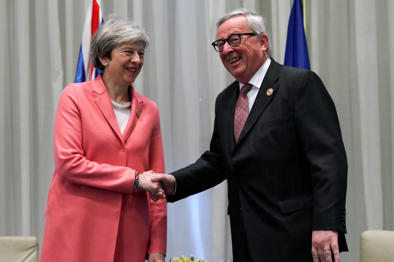 Britanska premijerka Theresa May iskoristila je i skup u Egiptu da razgovara o Brexitu, između ostalih, i s Jean-Claudeom Junckerom