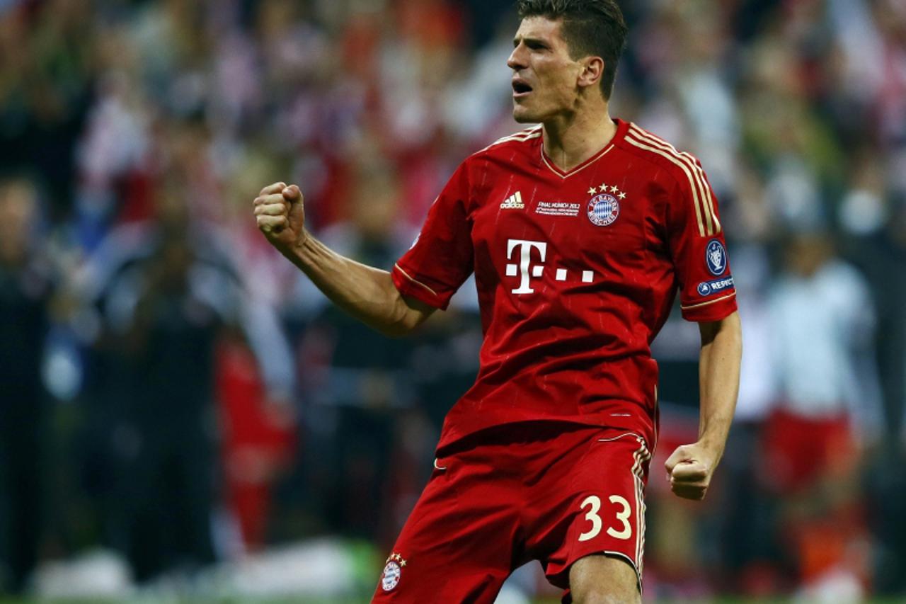 'Mario Gomez of Bayern Munich reacts after scoring a penalty against Chelsea during their Champions League final soccer match at the Allianz Arena in Munich, May 19, 2012. REUTERS/Michael Dalder (GERM
