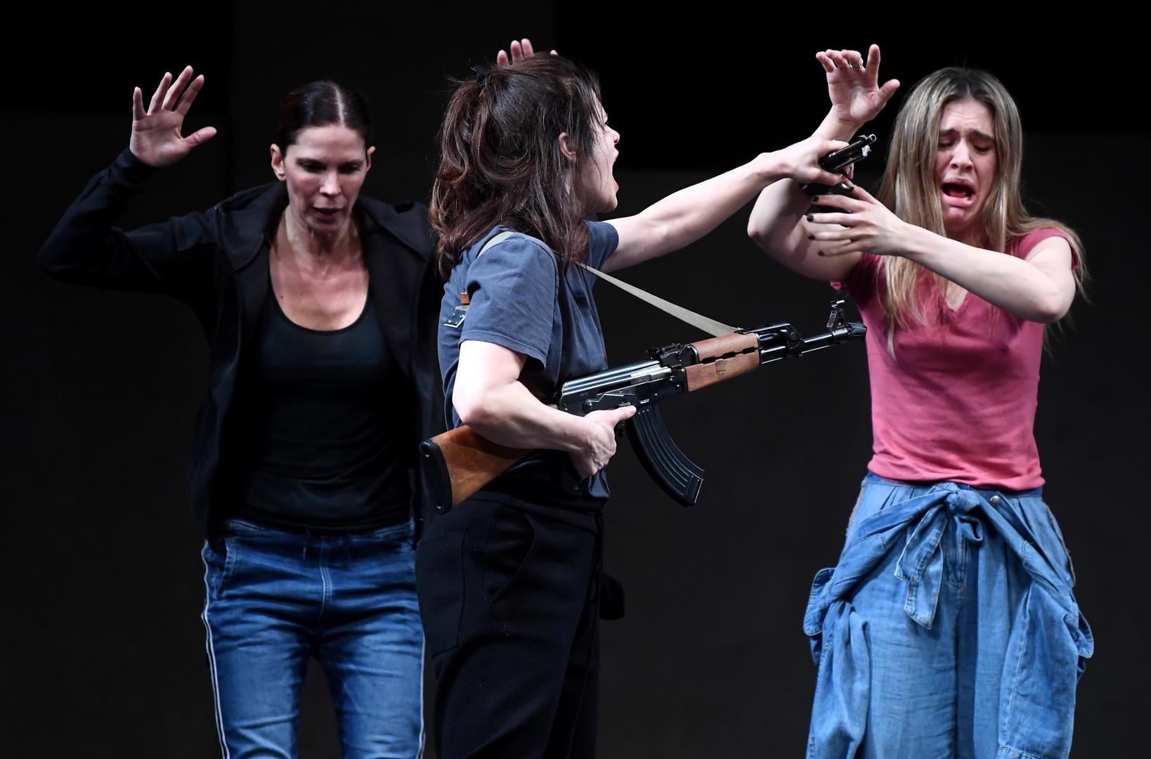 U predstavi glume Bojana Gregorić, Ivana Roščić i Tena Nemet Brankov