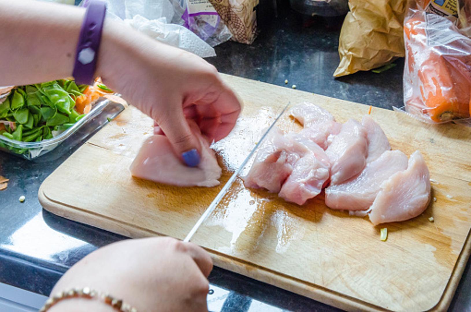 Nemojte se koristiti daskom za rezanje nakon što ste na njoj rezali sirovu piletinu ako je nakon toga niste oprali. Isto vrijedi i za nož ili vilicu. 