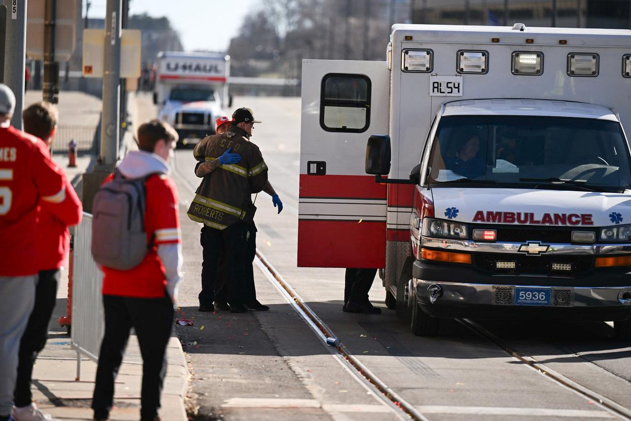 One Dead And 21 Injured Near Super Bowl Parade - Kansas City