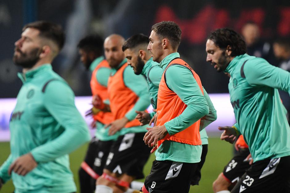 Zagrijavanje nogometaša Slaven Belupa i Hajduk