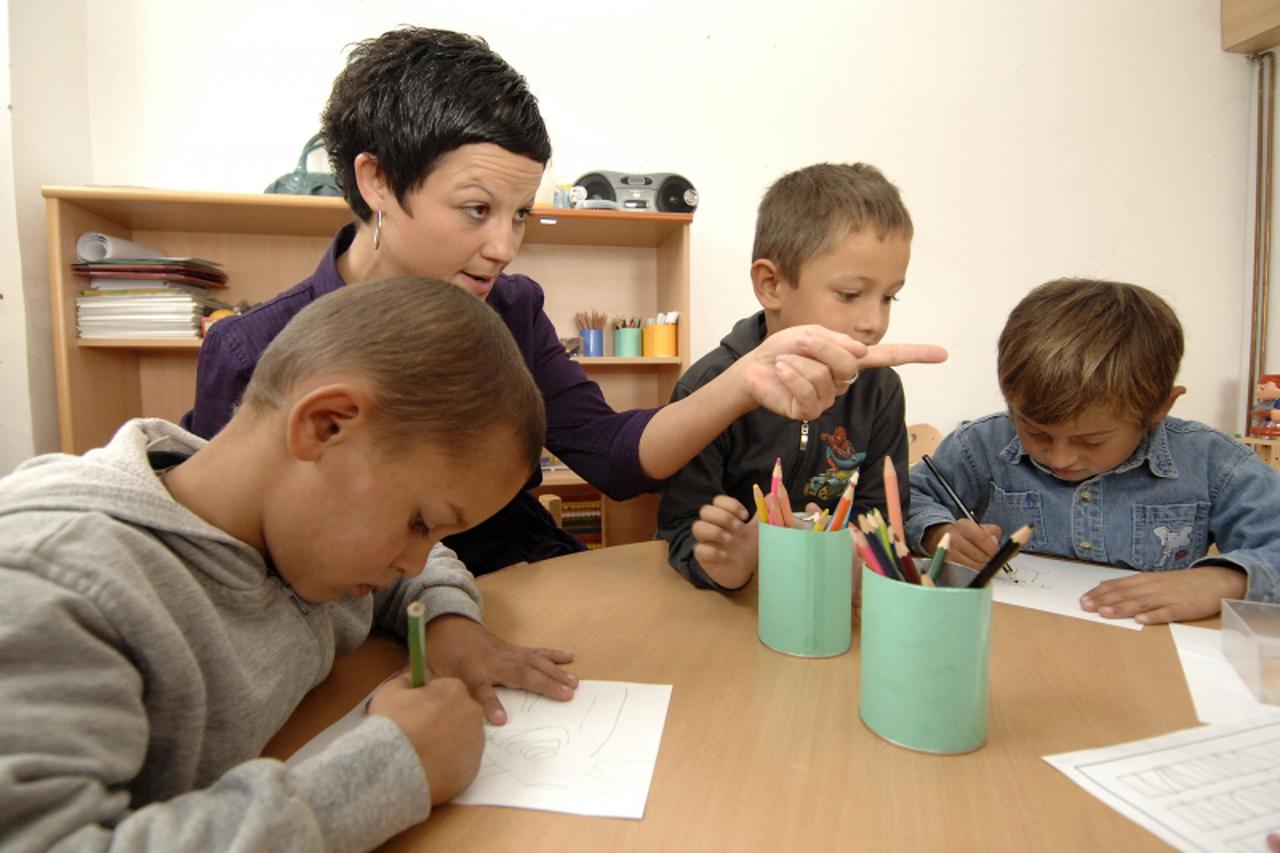 '12.10.2010., Pribislavec- Saborski zastupnik Nazif Memedi posjetio malu skolu za rome koja je pocela s radom ovih dana. Photo: Vjeran Zganec-Rogulja/PIXSELL'