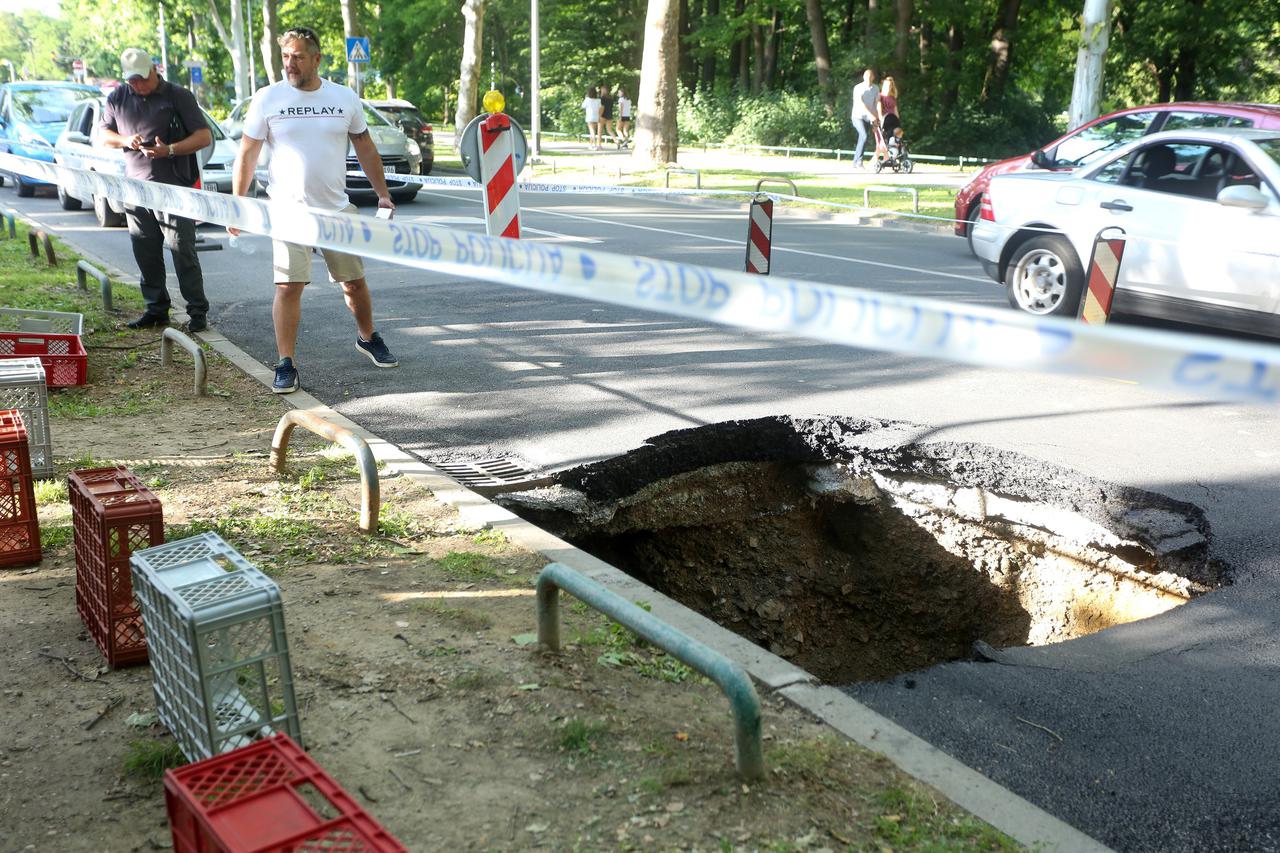Zagreb: Na Bukovačkoj cesti otvorila se ogromna rupa