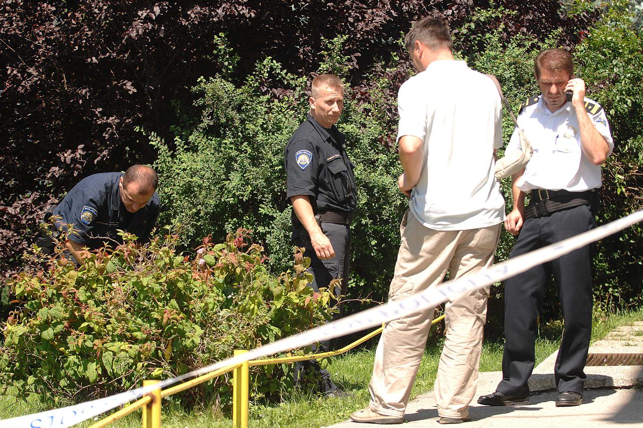 18.06.2009., Pleskovec, Hrvatska - Opljackana poslovnica Hrvatske poste u Pleskovcu. Zamaskirani i nenaoruzani lopov odnio nepoznatu kolicinu novca. Policija vrsi ocevid. Photo: Vjeran Zganec-Rogulja/Vecernji list